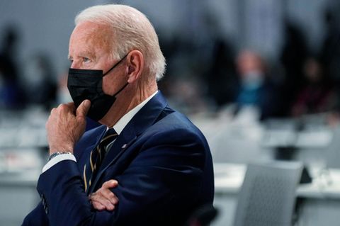 Joe Biden hört einer Rede auf dem Klimagipfel in Glasgow zu