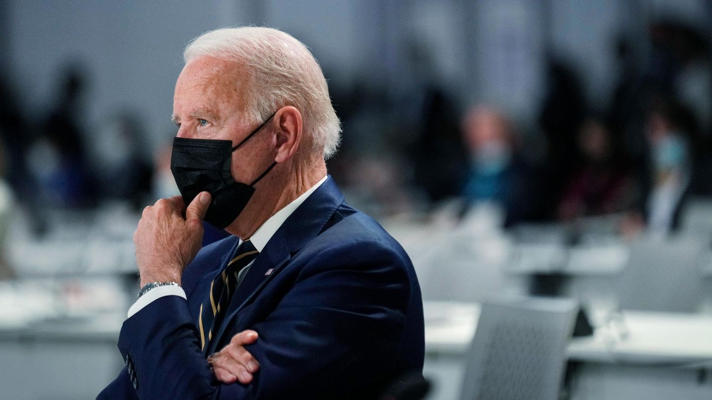 Joe Biden escucha un discurso en la Cumbre del Clima de Glasgow