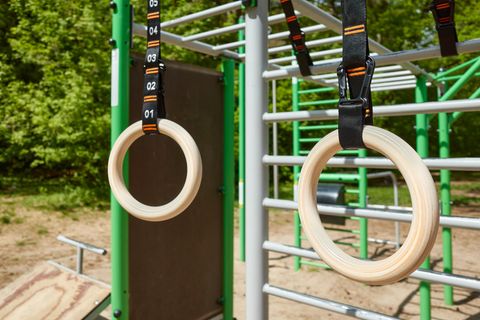 Turnringe: Ein Paar Gymnastikringe hängt an einem Outdoor-Fitnessplatz