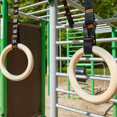 Turnringe: Ein Paar Gymnastikringe hängt an einem Outdoor-Fitnessplatz