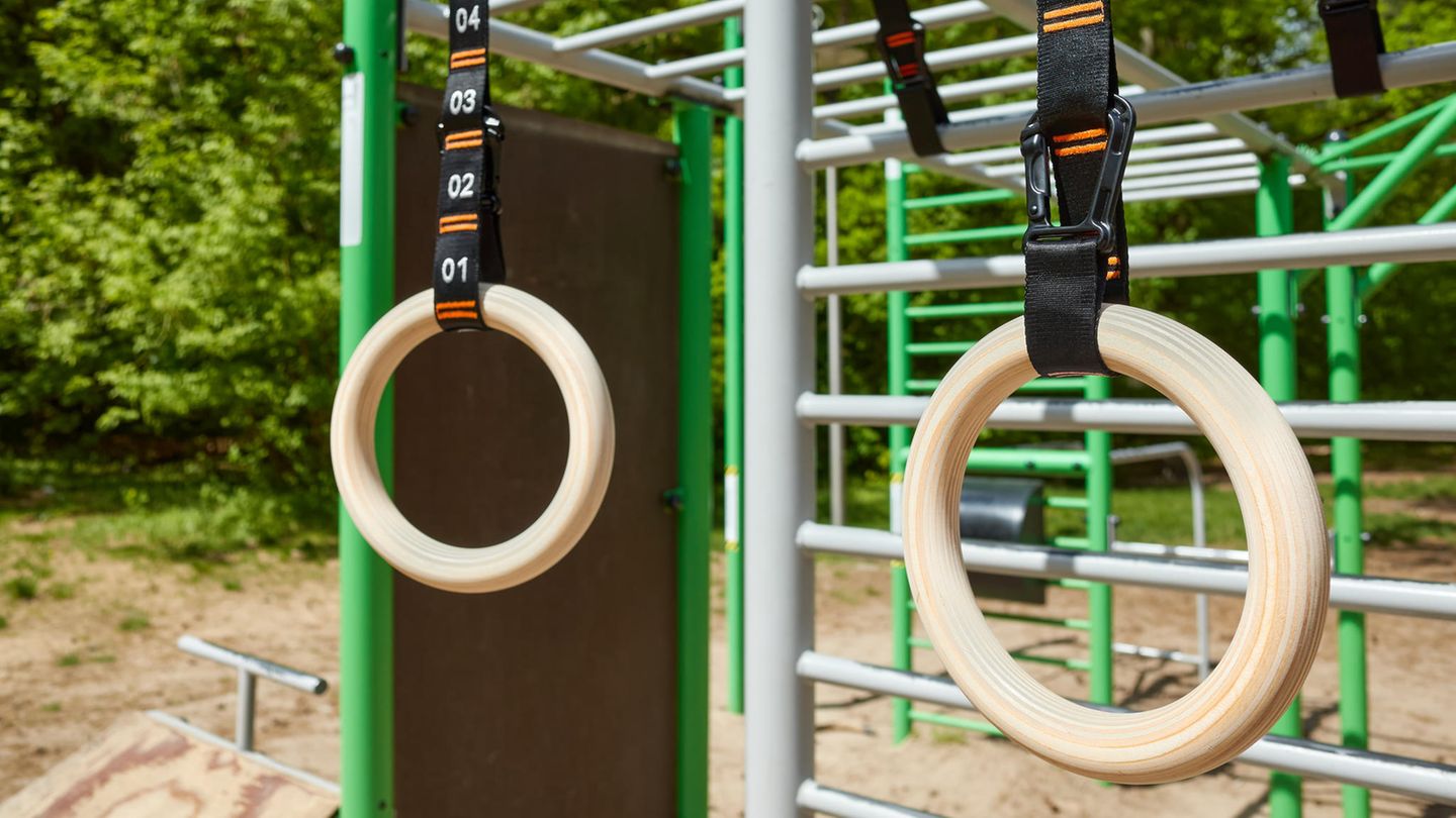 Turnringe: Ein Paar Gymnastikringe hängt an einem Outdoor-Fitnessplatz