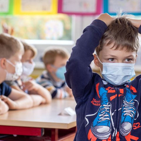 Kinder mit Maske in der Schule