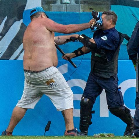 Für die Polizisten im Stadion war der Rasensturm der Gremio-Ultras schmerzhaft