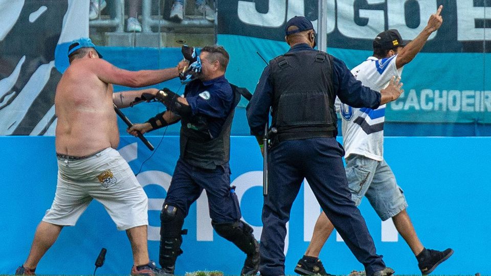 Für die Polizisten im Stadion war der Rasensturm der Gremio-Ultras schmerzhaft