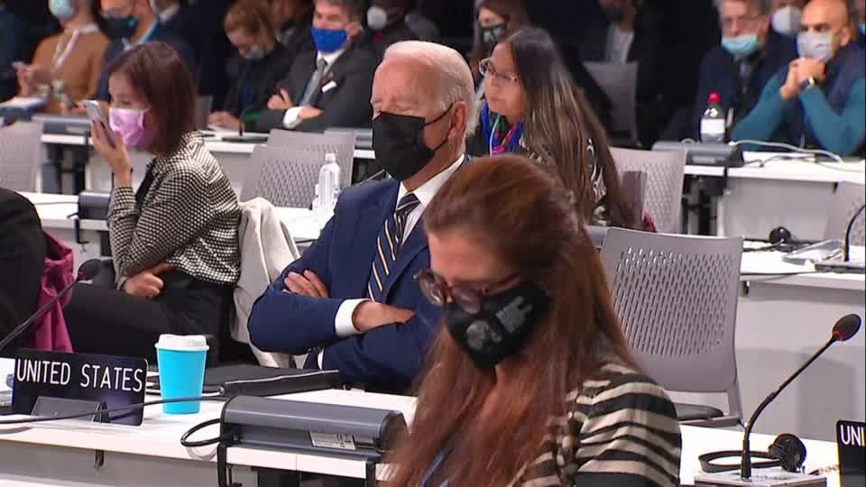 Video: Biden fallen die Augen zu