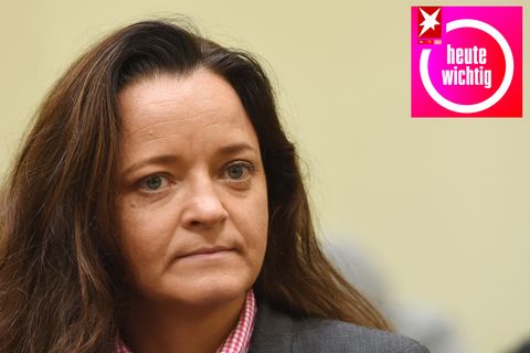 Eine weiße Frau mit langen, braunen Haaren und rundlichem Gesicht schaut ernst