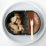 "Sehr feines Brät", urteilt Lege. Das bedeutet: Es ist viel Wasser oder eben Eis enthalten. Ein beliebtes Streckmittel der Industrie. Aber auch ansonsten ist die Zutatenliste lang: "Ordentlich Geschmackintensivierer hinterhergeschossen", so der Fachmann. Für Lege ist klar: So ein Industrieprodukt kann man günstig kopieren.