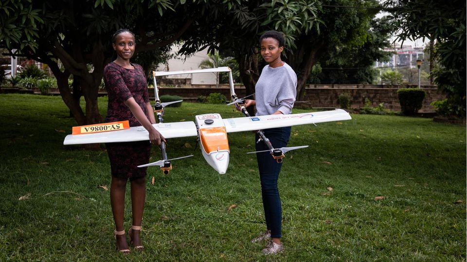 Anne Nderitu(l.) und eine Mitarbeiterin ihrer Firma "Swift Lab" zeigen eine selbst designte Drohne. Das Start-up ist eines von Hunderten in Nairobi. Deren Ideen sollen auch in Kinakoni helfen