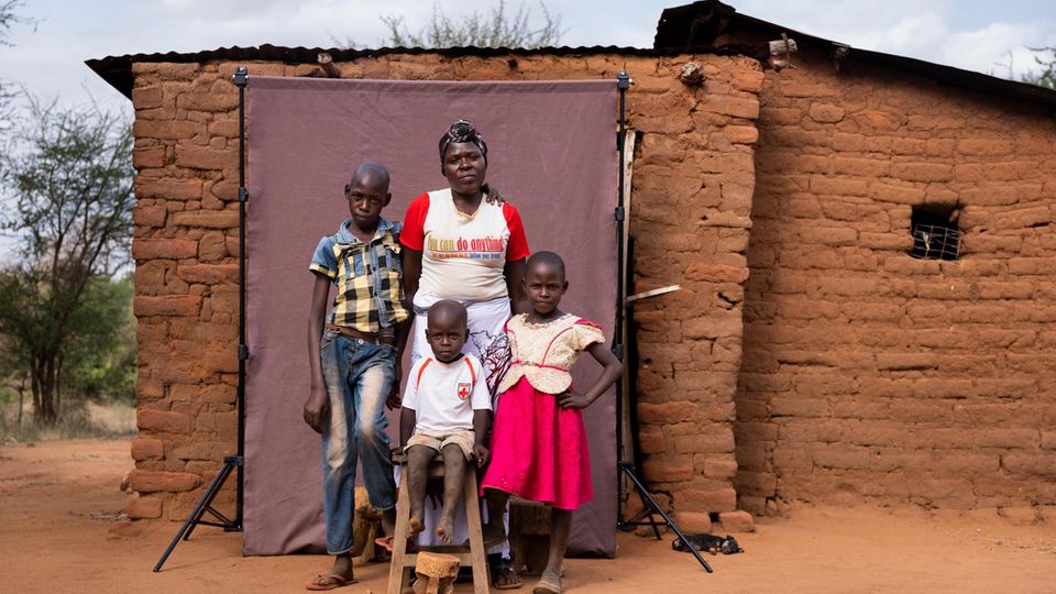 Kavatha Katithi mit den drei Kindern vor ihrer Hütte. Armut und Mangelernährung prägen ihren Alltag – wie den der meisten Menschen in Kinakoni