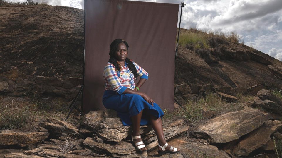 Josephine Mbuvi auf dem Dorffelsen Ndui. Sie steht Kinakoni vor. Das Gehalt reicht aber kaum für die Ausbildung ihrer Kinder