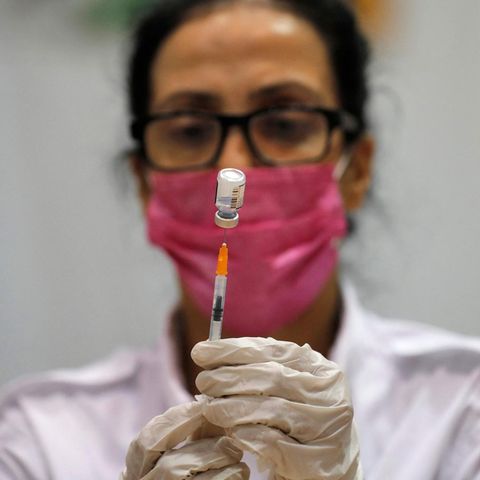 Studie Israel Booster Wirksamkeit: Eine medizinische Fachkraft bereitet eine Booster-Impfung gegen das Coronavirus vor