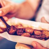 Allerdings: Nitrit ist giftig und dürfte nicht in Lebensmittel gelangen. Dennoch kommt Nitrit in Kombination mit Salz in Fleischprodukte. Die Weltgesundheitsorganisation warnt vor zu viel Nitrit in der Nahrung. "In den 1920er Jahren wurden die ersten Vergiftungen durch Pökelsalze mit Natriumnitritgehalten über fünf Prozent berichtet", kann man im Lexikonbereich von chemie.de lesen. "In den 1970er Jahren wurde entdeckt, dass die Nitrosamine, die aus Natriumnitrit entstehen, krebserregend sind. Auch die zulässigen Beimischungen gelten als geringfügig krebserregend." Kurz gesagt: Nitritpökelsalz steht im Verdacht, krebserregend zu sein. Als Zusatz in Lebensmitteln ist es dennoch zugelassen.