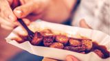 Allerdings: Nitrit ist giftig und dürfte nicht in Lebensmittel gelangen. Dennoch kommt Nitrit in Kombination mit Salz in Fleischprodukte. Die Weltgesundheitsorganisation warnt vor zu viel Nitrit in der Nahrung. "In den 1920er Jahren wurden die ersten Vergiftungen durch Pökelsalze mit Natriumnitritgehalten über fünf Prozent berichtet", kann man im Lexikonbereich von chemie.de lesen. "In den 1970er Jahren wurde entdeckt, dass die Nitrosamine, die aus Natriumnitrit entstehen, krebserregend sind. Auch die zulässigen Beimischungen gelten als geringfügig krebserregend." Kurz gesagt: Nitritpökelsalz steht im Verdacht, krebserregend zu sein. Als Zusatz in Lebensmitteln ist es dennoch zugelassen.