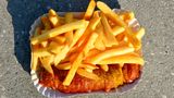 Ein Schnäppchen sind die fertig abgepackten Currywürste im Kühlregal sicherlich nicht. So kostet die Currywurst von Rewes Hausmarke Ja! 1,44 Euro. Baut man sich hingegen das "Menü" aus Wurst, Ketchup und Currypulver selbst zusammen, zahlt man nur 0,50 Euro pro Portion. 