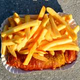 Ein Schnäppchen sind die fertig abgepackten Currywürste im Kühlregal sicherlich nicht. So kostet die Currywurst von Rewes Hausmarke Ja! 1,44 Euro. Baut man sich hingegen das "Menü" aus Wurst, Ketchup und Currypulver selbst zusammen, zahlt man nur 0,50 Euro pro Portion. 