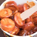 Für die Wurst von Sebastian Lege kommt zu dem Brät noch eine ordentliche Ladung Eiswürfel. Dadurch kommt mehr Volumen in die Wurst, aber auch die Konsistenz wird cremiger. Die fertige Mischung landet im Darm, so dass Würste entstehen. Diese werden bei moderater Temperatur gegart. Dadurch werden die Eiweiße schnittfest und die Hülle platzt nicht auf. Um noch ein paar Grillstreifen auf die Wurst zu zaubern, schiebt Lege seine Würstchen unter den Kontaktgrill.