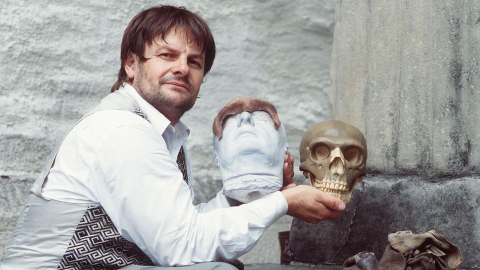 Der Archäologe Bernard von Bredow präsentiert einige seiner Funde.