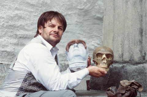 Der Archäologe Bernard von Bredow präsentiert einige seiner Funde.