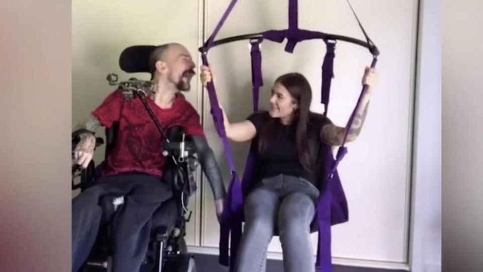 Olive Pearl in einer Sexschaukel neben Gavin Thorneeycroft im Rollstuhl