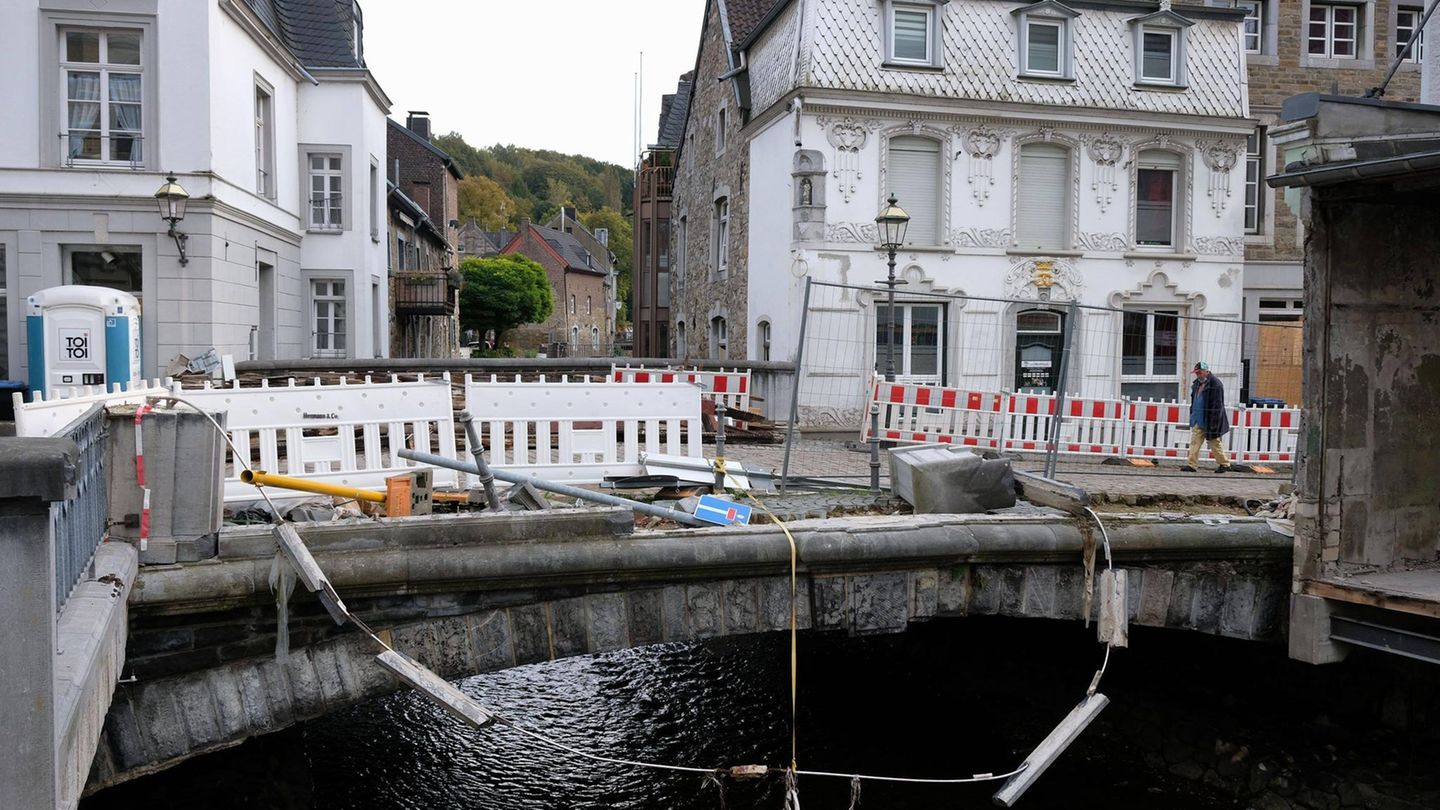 Aufräumarbeiten nach dem Hochwasser Aufräumarbeiten nach dem Hochwasser