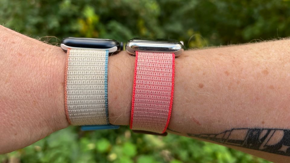 Neue Smartwatch: Das Gehäuse der Apple Watch Serie 7 (links) wirkt trotz größerer Ausmaße kleiner als das der Series 5. Das erreicht Apple mit stärker abgerundeten Ecken Das Gehäuse der Apple Watch Serie 7 (links) wirkt trotz größerer Ausmaße kleiner als das der Series 5. Das erreicht Apple mit stärker abgerundeten Ecken
