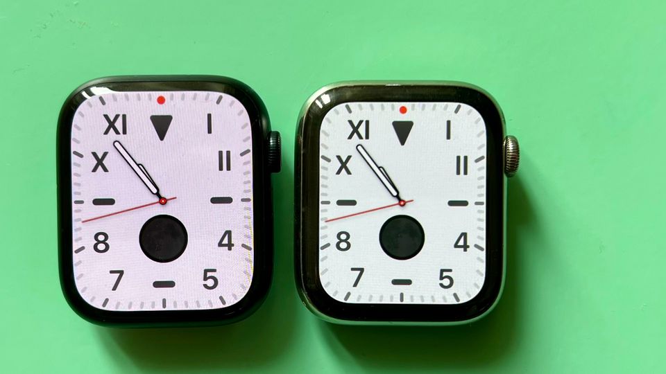 Neue Smartwatch: Im Vergleich zur Series 5 bietet die Apple Watch Series 7 (links) knapp 20 Prozent mehr Displayfläche Im Vergleich zur Series 5 bietet die Apple Watch Series 7 (links) knapp 20 Prozent mehr Displayfläche