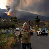 Ein Mann steht vor dem aktiven Vulkan. Tausende Häuser wurden bereits von der Lava vernichtet.