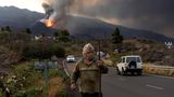 Ein Mann steht vor dem aktiven Vulkan. Tausende Häuser wurden bereits von der Lava vernichtet.
