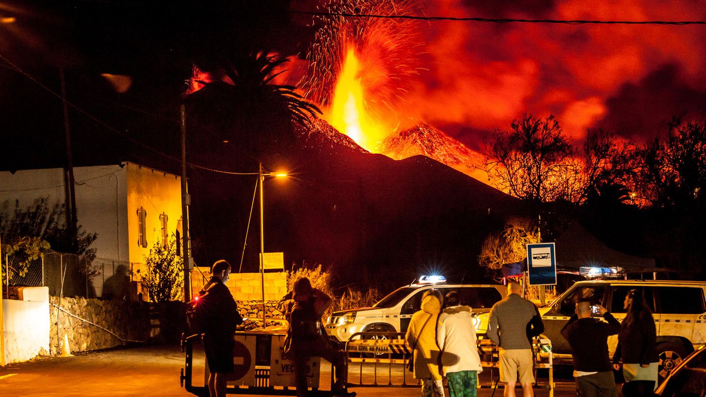 In der Nacht sieht der Vulkanausbruch besonders spektakulär aus.