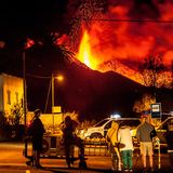 In der Nacht sieht der Vulkanausbruch besonders spektakulär aus.