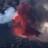 Der Vulkanausbruch aus sicherer Distanz.