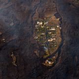 Mehr Glück hatten diese Hauseigentümer: Von oben sieht die kleine Siedlung fast unzerstört aus.