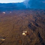 Bilder aus der Luft zeigen, wie Lava und Asche ganze Landstriche samt Häusern überzogen.