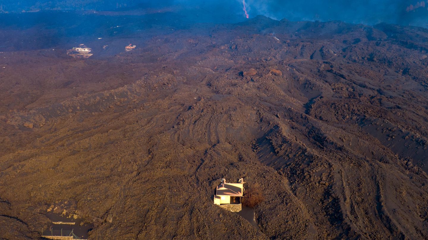 Bilder aus der Luft zeigen, wie Lava und Asche ganze Landstriche samt Häusern überzogen.
