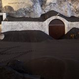 Wie hier sind auf La Palma diverse Häuser und Orte von der Asche überzogen.