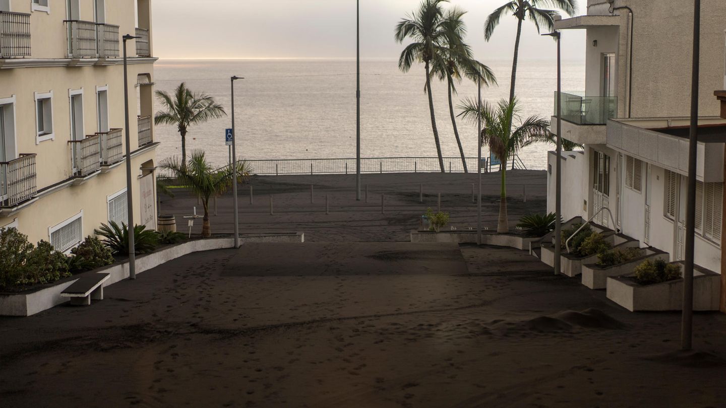Normalerweise ein wunderbarer Ausblick zum Meer, ist auch dieser Hof von Asche überzogen.