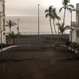 Normalerweise ein wunderbarer Ausblick zum Meer, ist auch dieser Hof von Asche überzogen.