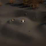 Eine meterdicke Staubschicht hüllt Gebäude und Häuser in Asche. 