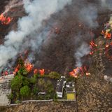 Auf diesem Foto sieht man gut, wie nah und bedrohlich der Vulkanausbruch an einzelne Häuser und Gebäude heranreicht.