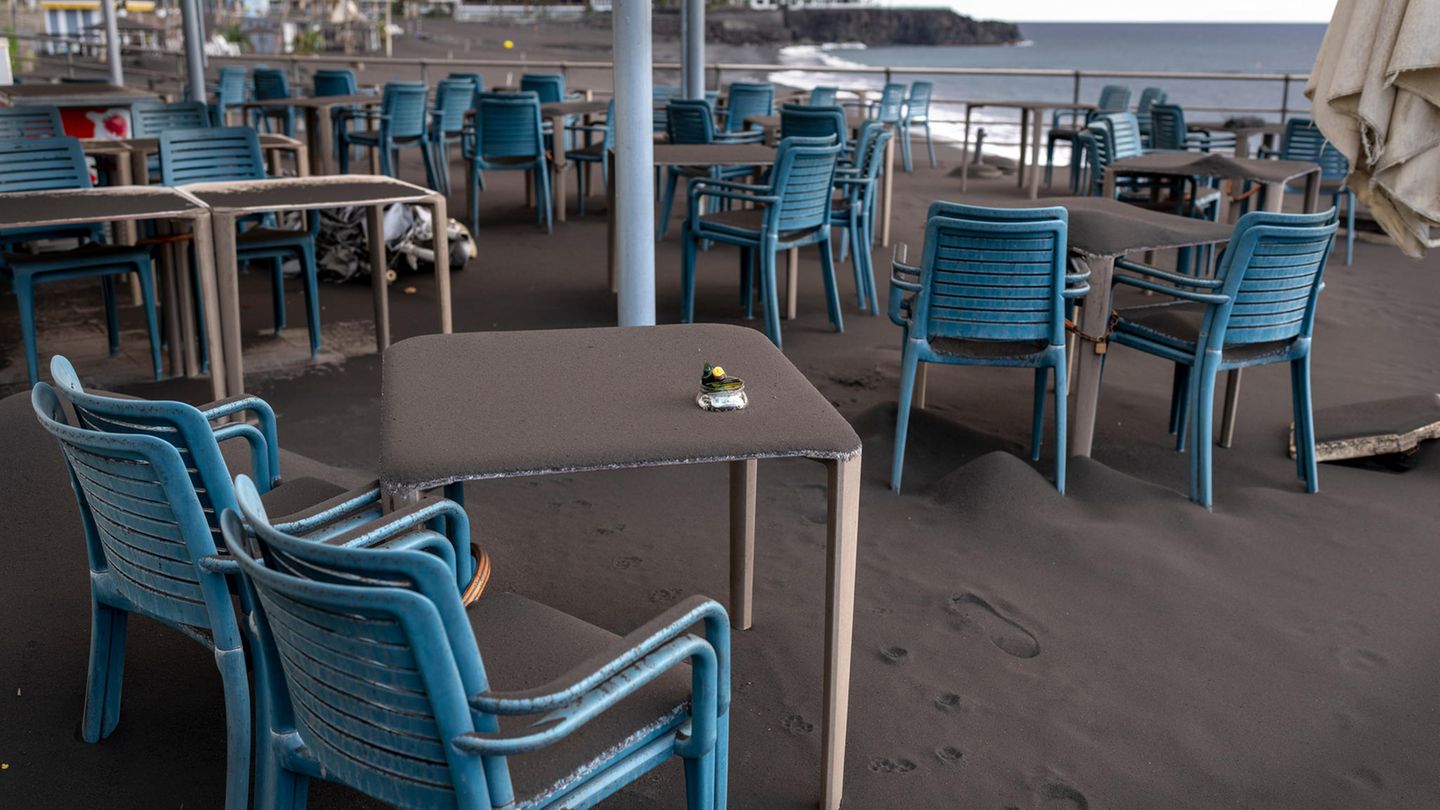Normalerweise sitzen hier Touristen und Gäste, aktuell ist das Cafe mit seinen Tischen komplett von Asche überzogen.