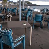 Normalerweise sitzen hier Touristen und Gäste, aktuell ist das Cafe mit seinen Tischen komplett von Asche überzogen.