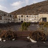 Der Friedhof mit seinen Gebäuden unter der Asche.