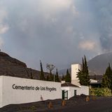 Ein Friedhof, der ebenfalls vom Vulkanausbruch und der Asche betroffen ist.