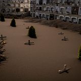 Mystisch und makaber wirken diese Aufnahmen vom Inneren eines Friedhofs. Die Gräber sind mit Vulkanasche überzogen.