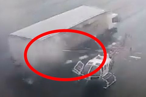 Dieser Lastwagen kommt einem Rettungshubschrauber gefährlich nah.