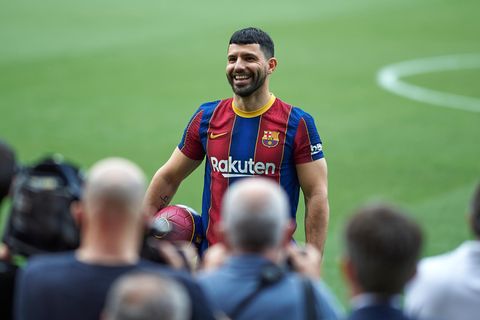 Sergio Agüero lacht während seiner Präsentation als neuer Spieler des FC Barcelona, jetzt muss er länger pausieren