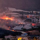 Dieses Foto zeigt, wie sich die Lava mitten durch Ortschaften frisst und Häuser und Gebäude zerstört.