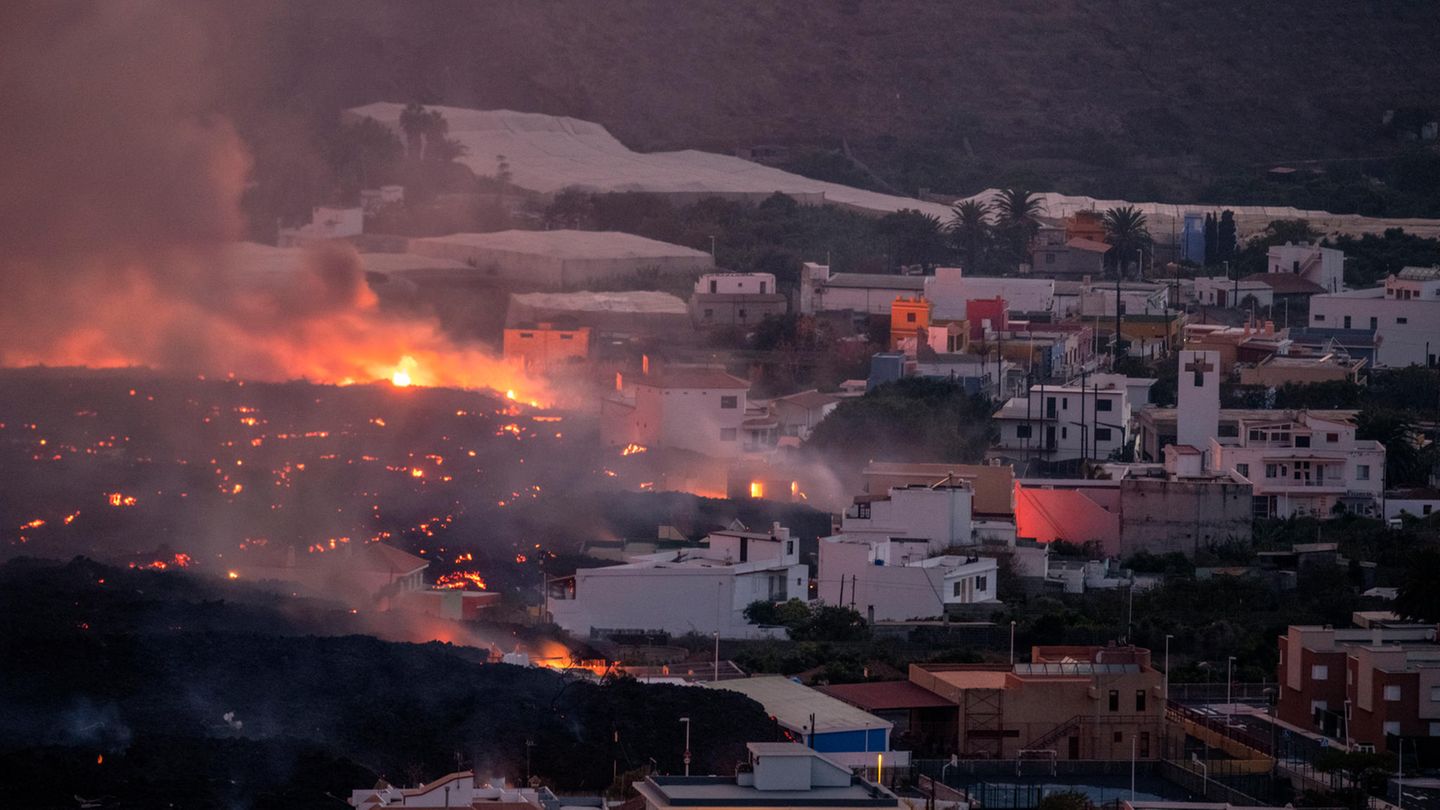 Dieses Foto zeigt, wie sich die Lava mitten durch Ortschaften frisst und Häuser und Gebäude zerstört.