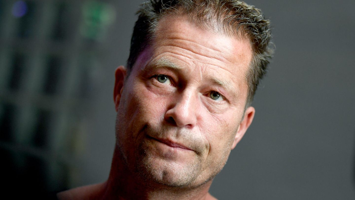 Til Schweiger sips oysters – and now has food poisoning