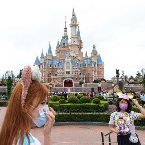 Archivfoto: Touristen tragen Masken im Disneyland Shanghai am 5. Juni 2021.